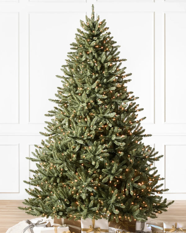 Sapin de Noël artificiel Classic Blue Spruce 9 pieds – Balsam Hill, éclairage LED blanc et multicolore