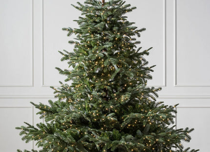 Sapin de Noël artificiel European Fir 7,5 pieds – Balsam Hill, avec guirlandes LED intégrées blanc chaud